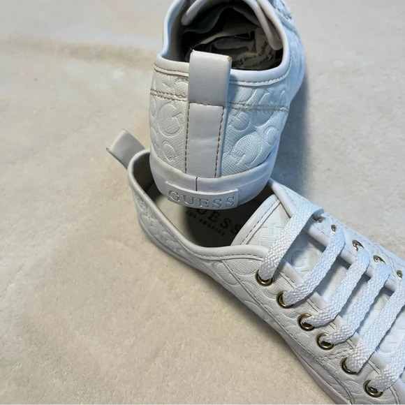 Guess women’s size 6 M white sneakers - Picture 4 of 6